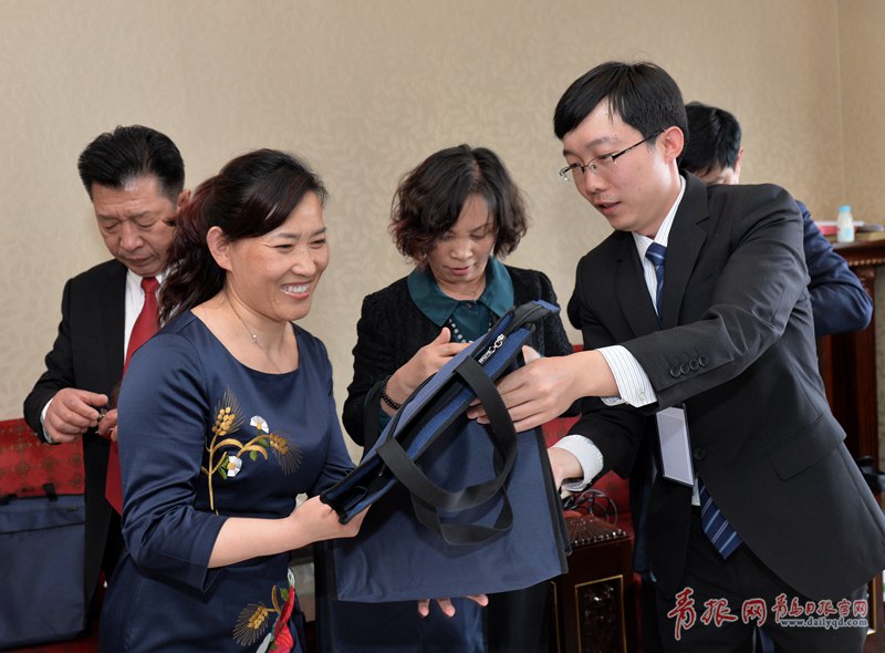 记者 刘栋 摄即墨代表团的金红代表在接受记者采访
