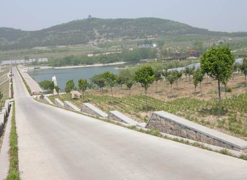 即墨龙山街道担山小流域治理项目,通过合理规划建设塘坝,整修环山路
