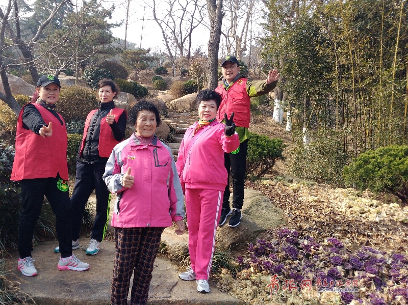 志愿者和热心乘客陪老人游森林公园