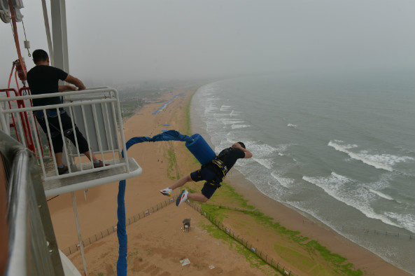 金沙滩啤酒城46米蹦极跳台引游客驻足 青报网-青岛日报官网