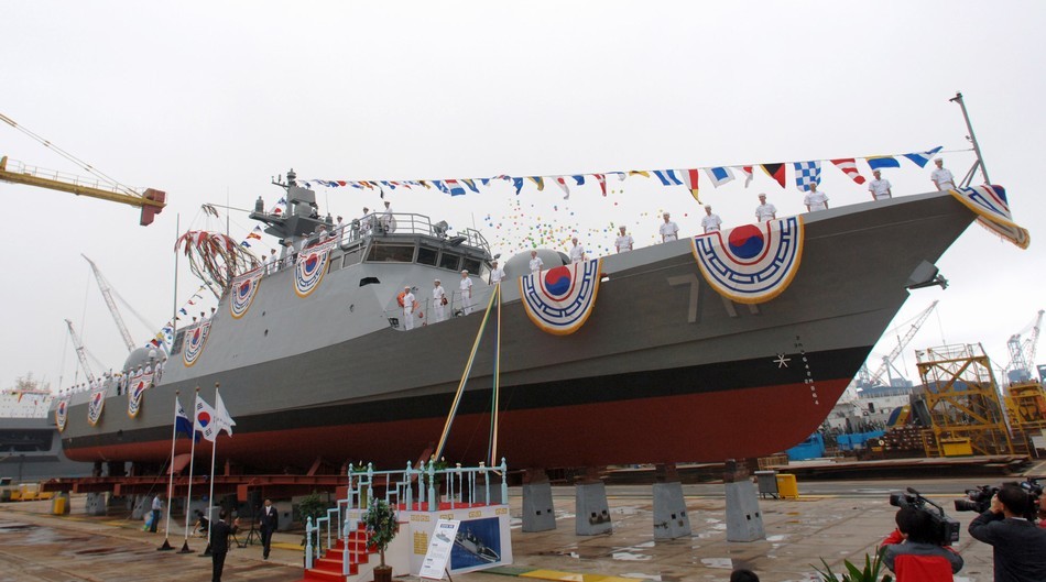 韩国先进导弹艇出征前被大风吹沉高清组图