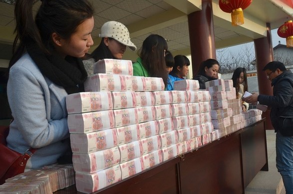 四川一村庄分红1300万现金现场垒起两米长钱墙