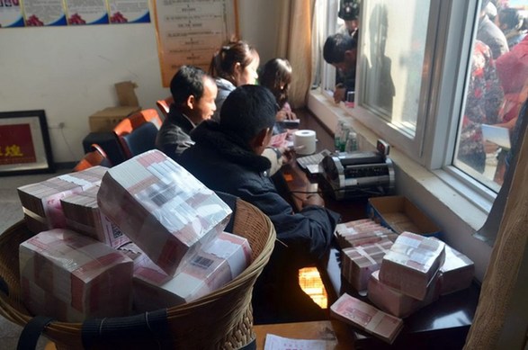 四川一村庄分红1300万现金现场垒起两米长钱墙