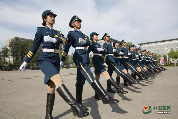 揭秘首批女仪仗队员训练过程:英姿飒爽笔直挺拔