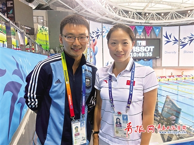 本报记者在文鹤朴泰桓游泳馆与前奥运游泳冠军罗雪娟合影
