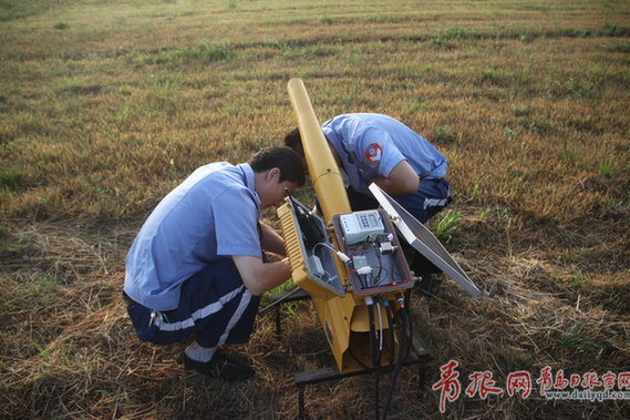 機場驅鳥亮出十八般武藝 煤氣炮 激光槍讓人真開眼