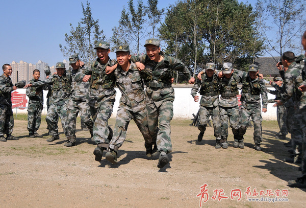 青岛新兵训练基地两个图片