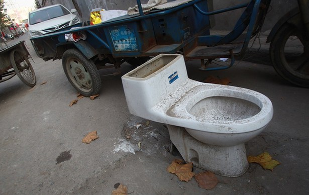 济南一小区演占车位大战马桶家禽沙发等神器齐上阵