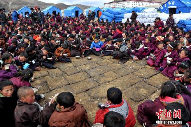 四川康定震灾区孩子们的午餐