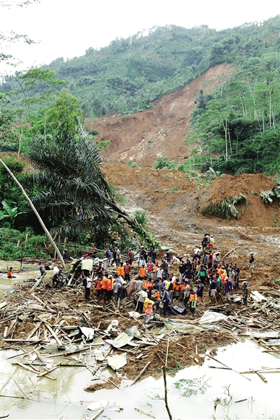 印尼暴雨引发山体滑坡至少19人死亡近百人失踪