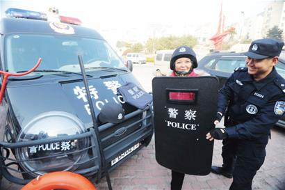 警车装备玩起数字化28种兵刃能擒敌又能救命
