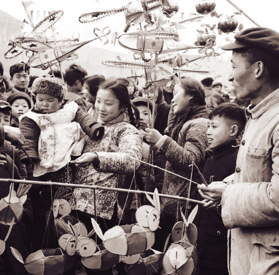 沈阳早期庙会人流不息一年一身新衣裳过年穿