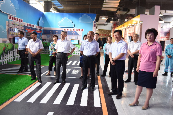 在青岛市关工委主任徐常聚,副主任王新春等同志的陪同下到青岛市