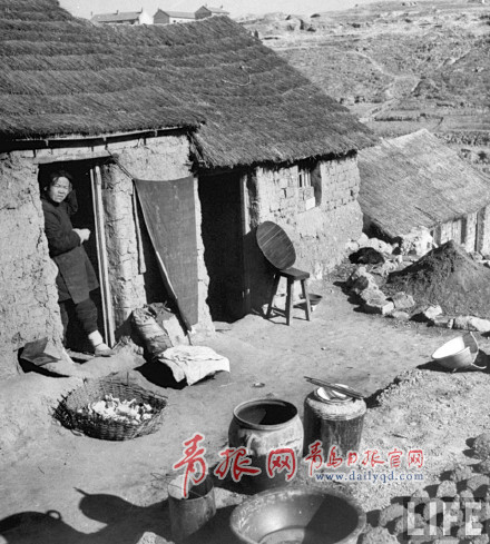 美国人镜头下1948年青岛农村妇女破败房子