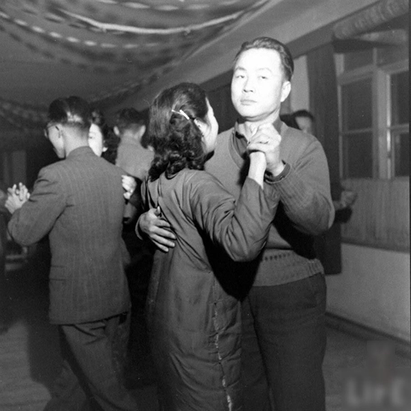 内战前夜国民党军官灯红酒绿的夜生活