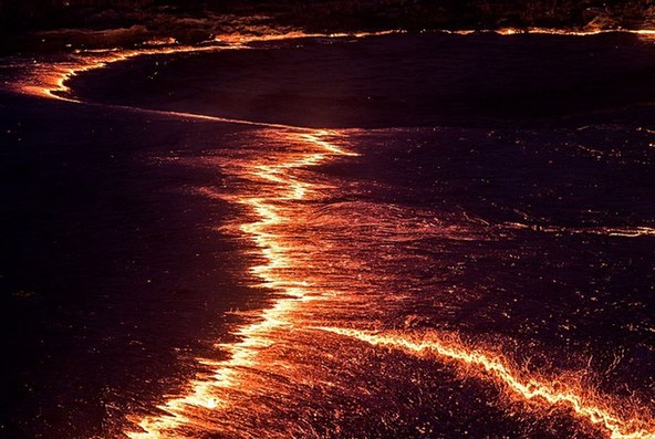 近距离捕捉最古老熔岩湖地狱之火热浪扑面