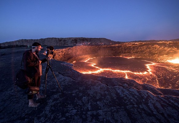 近距离捕捉最古老熔岩湖地狱之火热浪扑面
