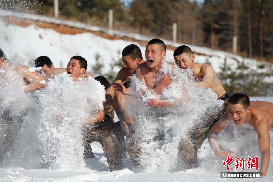 边防战士赤膊训练图片