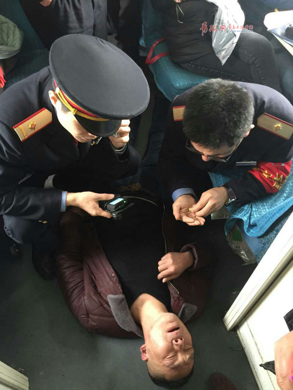 2月13日,在青岛开往成都k205次列车上,一名旅客突发心脏病.