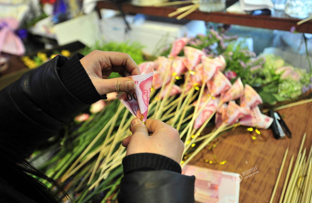 济南土豪情人节花6990元扎人民币钱花示爱
