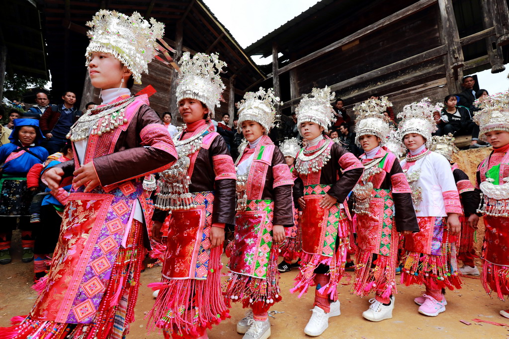 2016年2月11日,贵州省榕江县古州镇高武村苗族妇女在芦笙曲中跳月