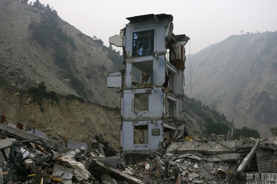 2008年5月18日,汶川地震过后,受灾严重的映秀中学成为一片废墟