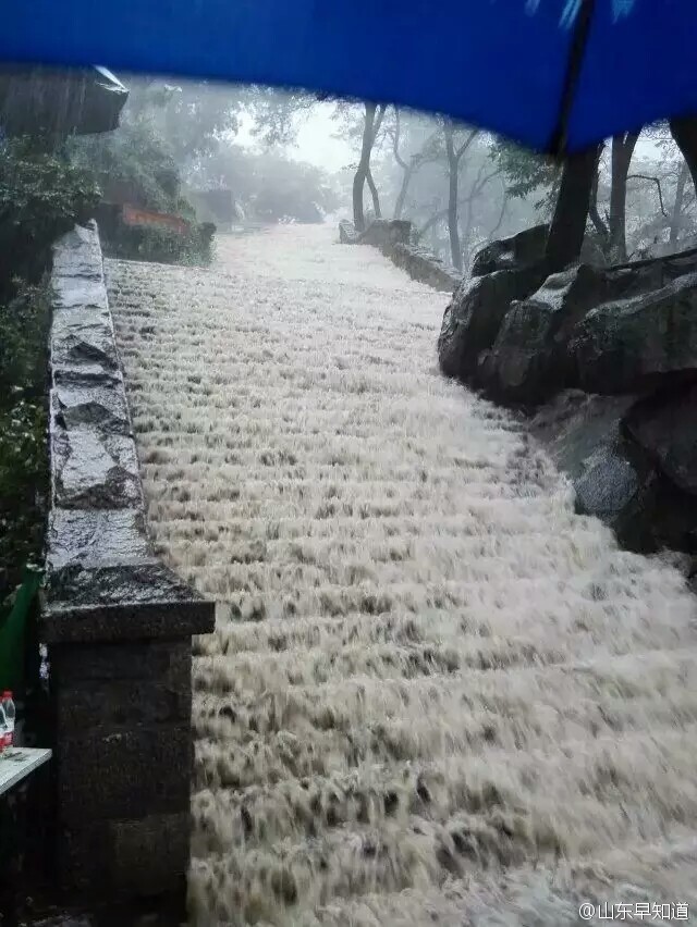 武汉暴雨楼梯变瀑布图片