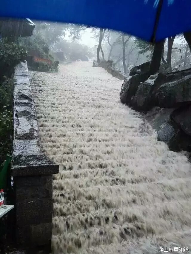 暴雨袭来泰山犹如山洪爆发石阶瞬间变瀑布