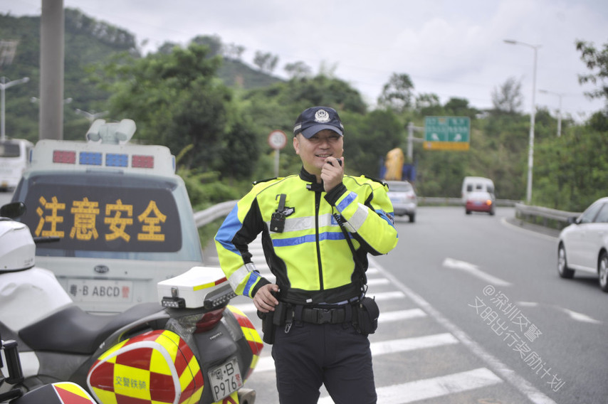 一大波交警蜀黍萌照来袭 粉丝追捧一夜成网红