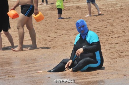 又来了青岛脸基尼大妈海边游泳战高温