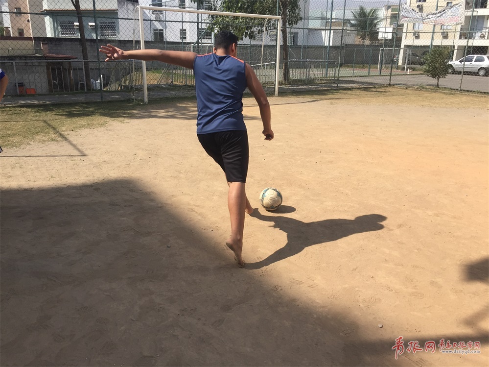 里约街头球星云集光脚踢球秀球技