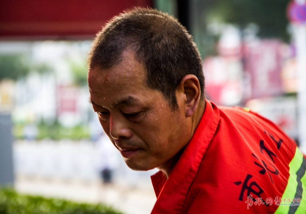 凌晨四点,青岛发生了震撼人心的一幕!