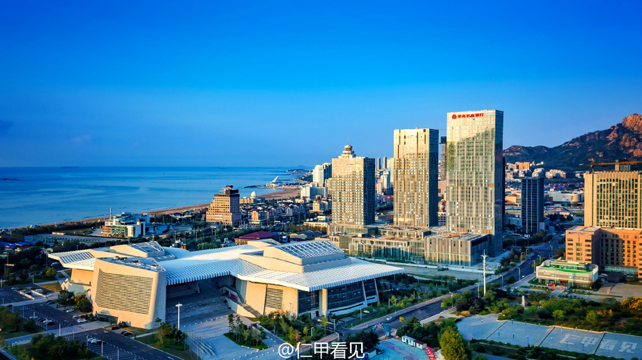 日前,网友@仁甲看见在青岛捕捉到了一组绝美日出大片.