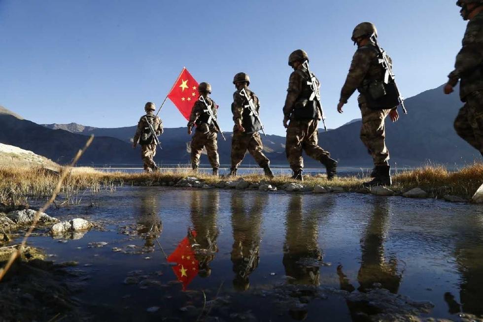 边防官兵度国庆:踏雪山,走边防