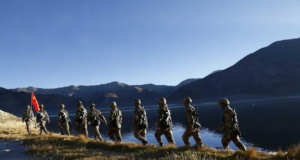 边防官兵度国庆:踏雪山,走边防