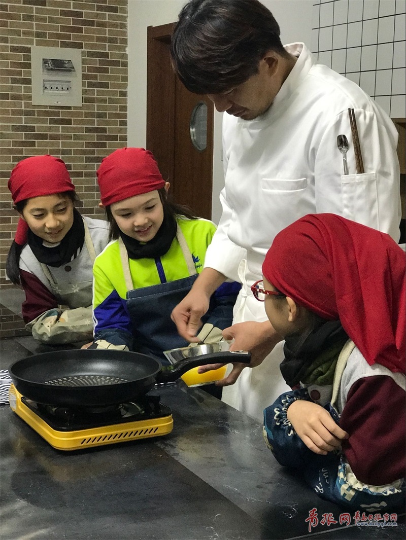 小学生们上起美食课麦岛小学开设食育课程