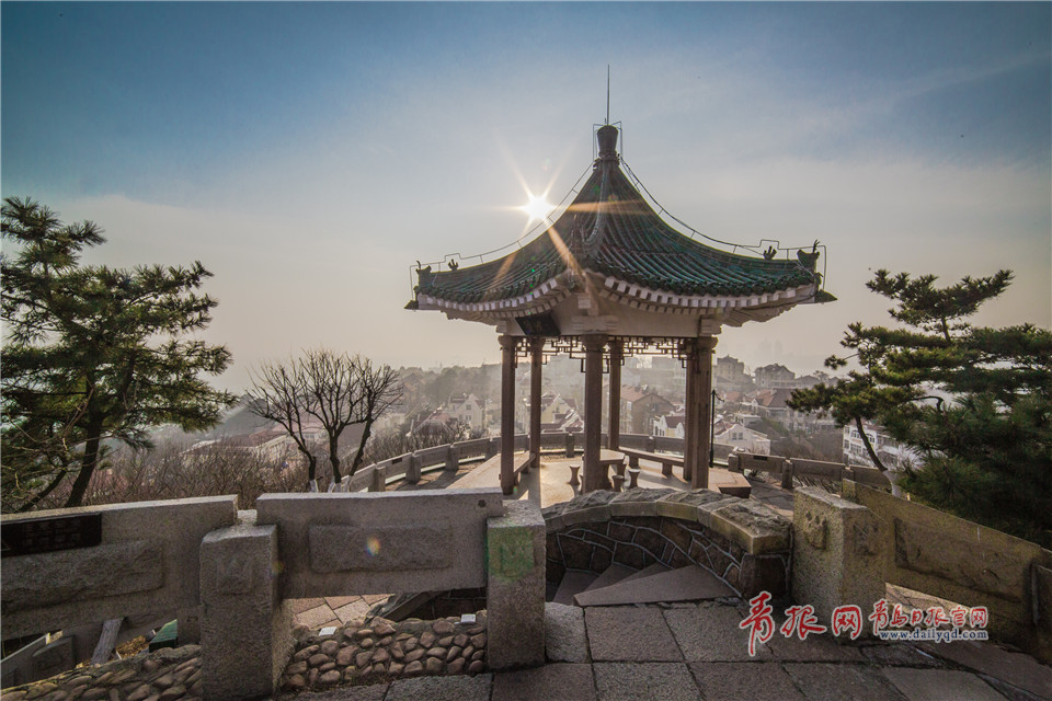 瞰見青島四航拍小魚山公園覽潮閣上縱覽山海聖境