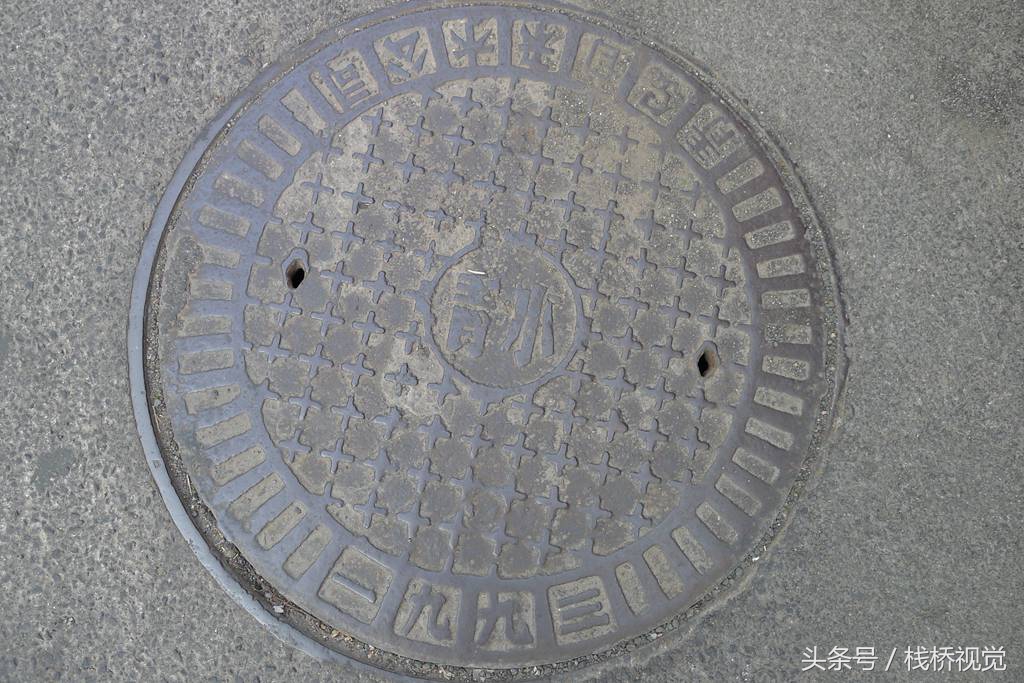 实拍青岛街头各种类型古力盖年代感十足