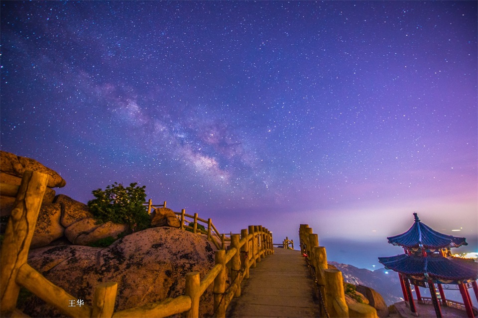 夜晚来到崂顶仰望星空,星星仿佛近在咫尺,时刻有一种手可摘星辰的感觉