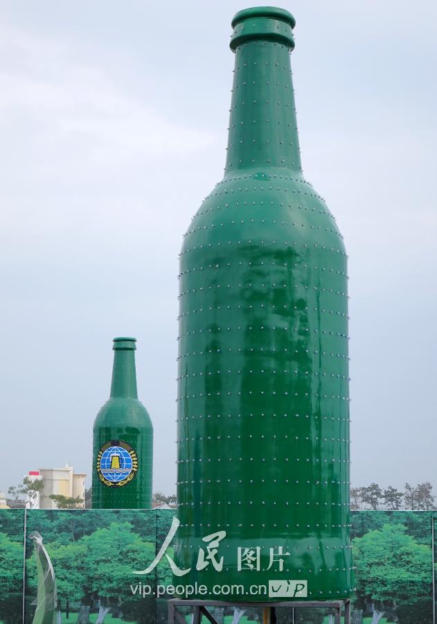 近百个大型装饰啤酒瓶亮相金沙滩啤酒城