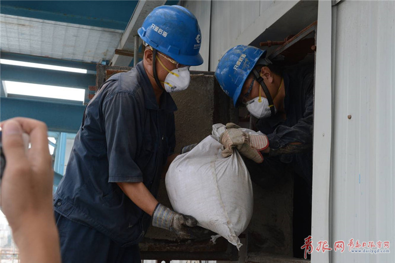 实拍高温下的烟道清灰工