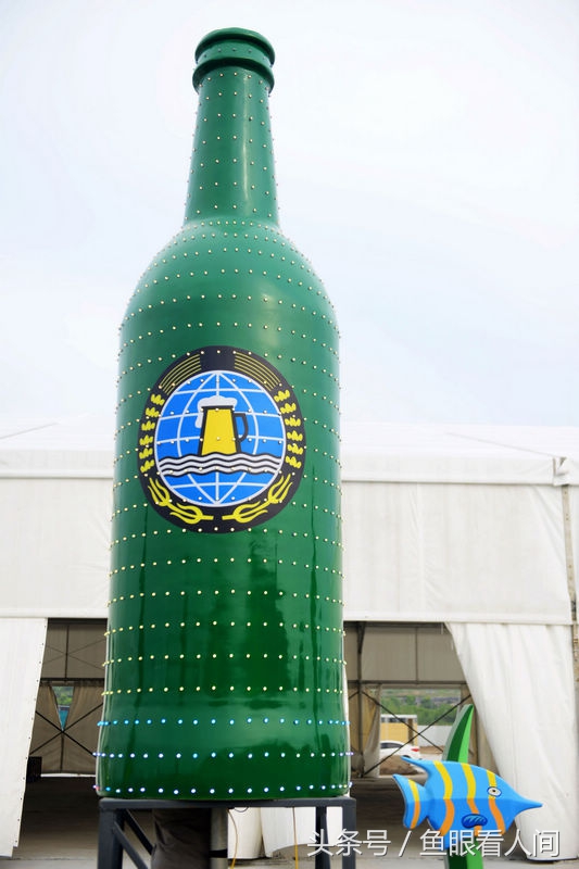 巨型啤酒瓶亮相金沙滩啤酒城