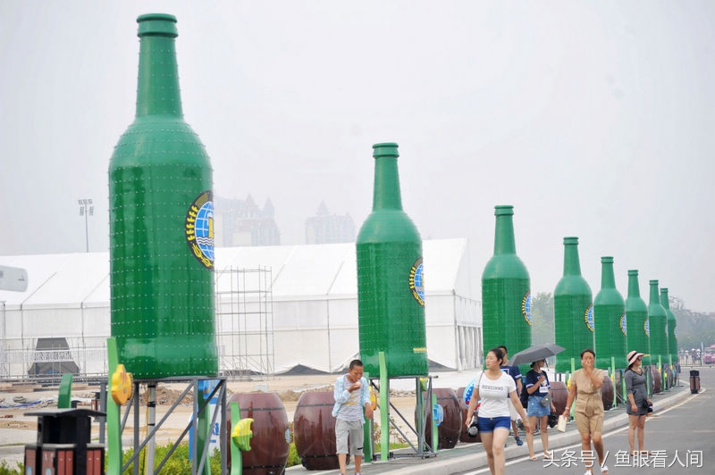巨型啤酒瓶亮相金沙滩啤酒城