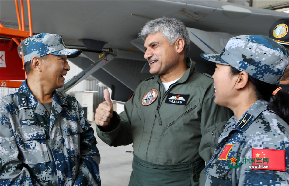 巴方空军少将体验飞行中方先进战机