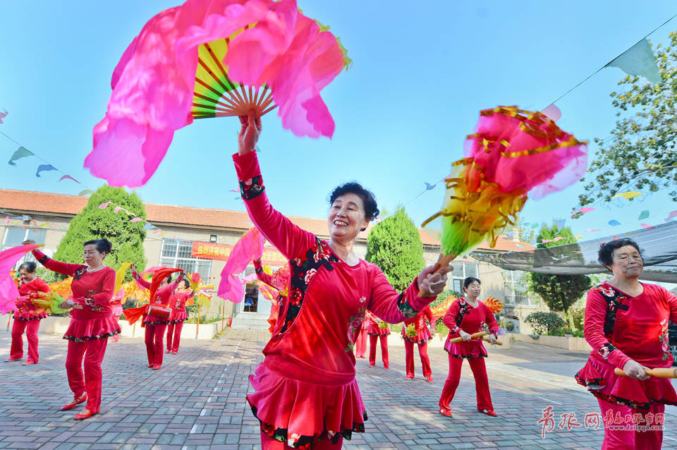 走近省级非遗闫家山地秧歌丰收舞中晒欢乐