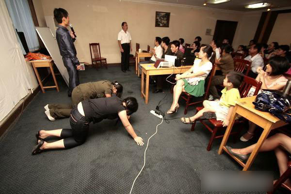 组图记者偷拍传销窝点讲课场面癫狂如精神病院