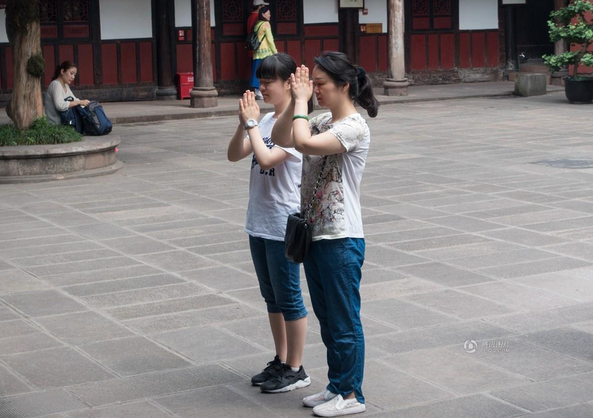 高考众生相他们为了高考成绩单烧香拜佛办法会