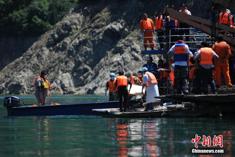 广元沉船事故救援水下机器人捞起一名女性遇难者