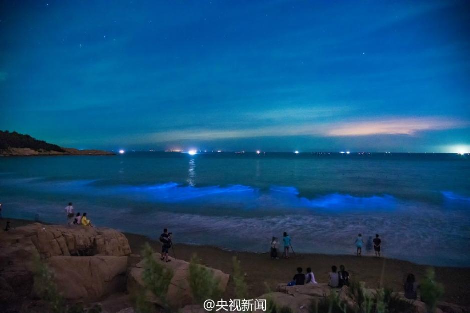 福建海滩现绝美发光蓝海海岸线如璀璨星空