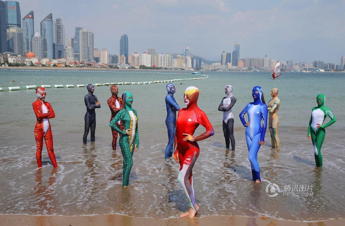 组图:画风太奇异!青岛大妈身着第六代脸基尼戏水